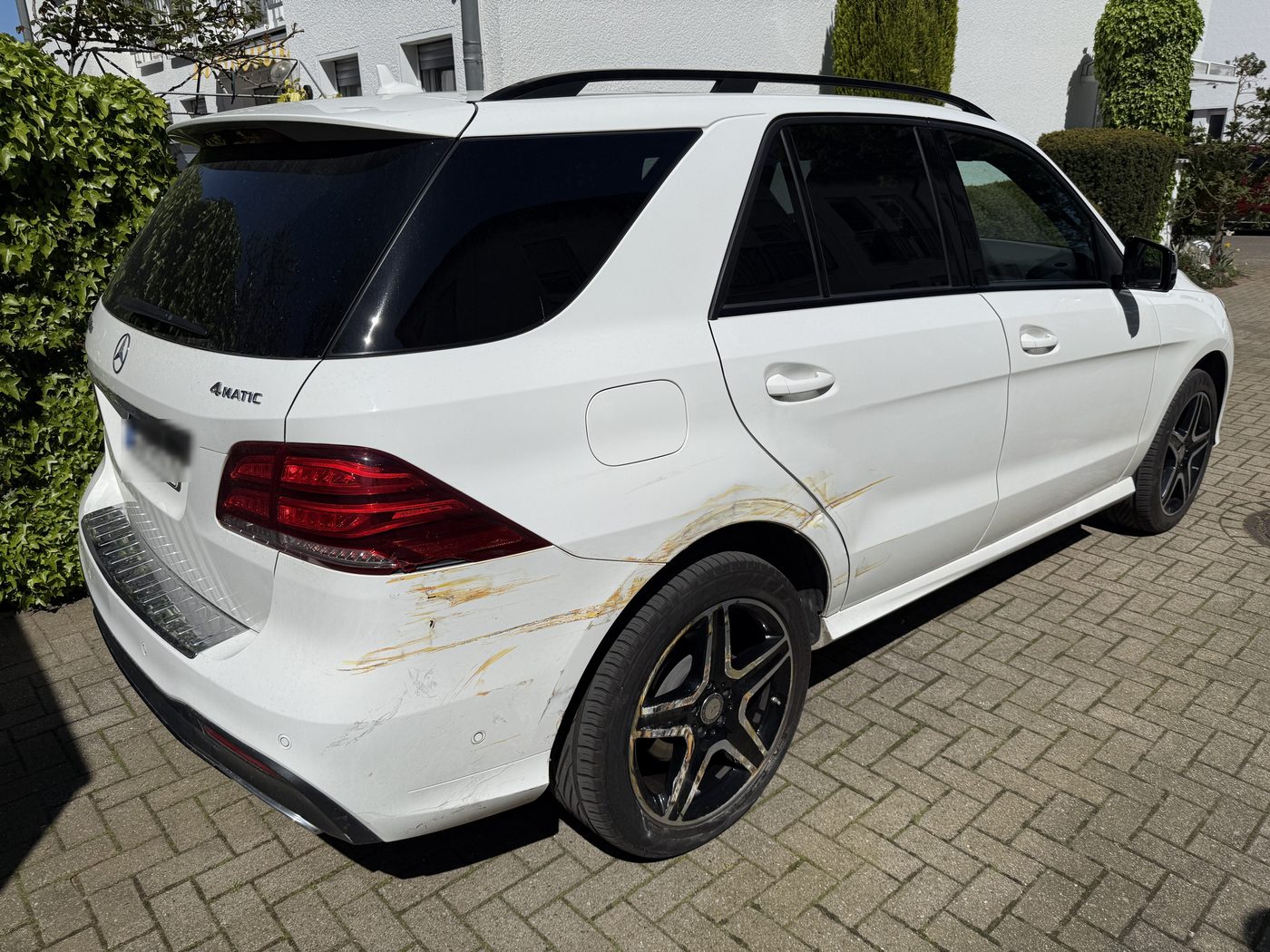 Unfallschaden hinten rechts an weißem Mercedes GLE – Kfz-Gutachten in Essen