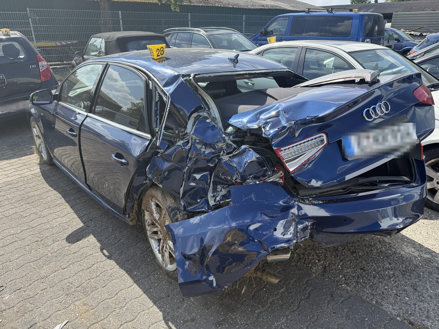 Schwerer Heckschaden an blauem Audi nach Auffahrunfall – Unfallgutachten NRW
