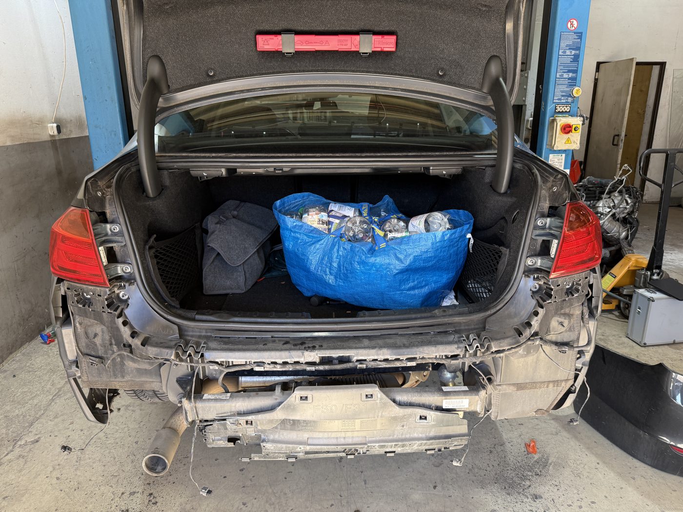 Heckschaden mit demontierter Stoßstange an BMW 3er – Unfallgutachten Essen