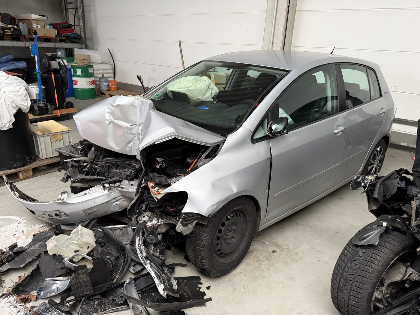 Frontschaden mit ausgelösten Airbags an silbernem VW Golf – Totalschaden-Gutachten Essen