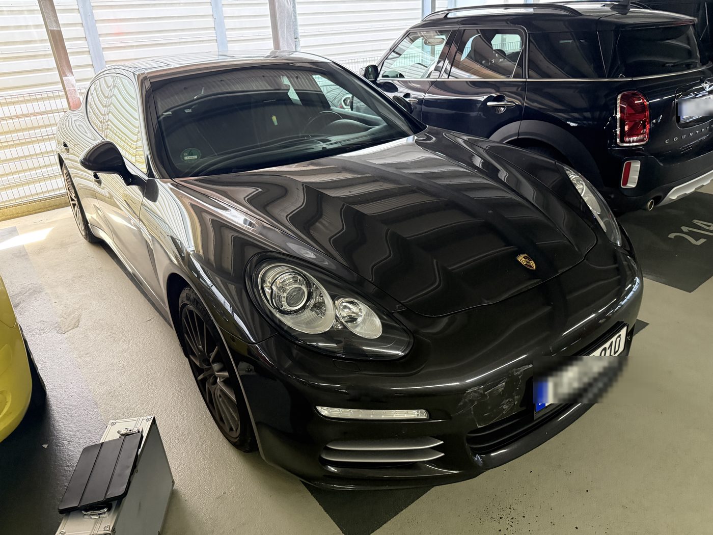 Begutachtung eines schwarzen Porsche Panamera – Kfz-Sachverständiger Essen