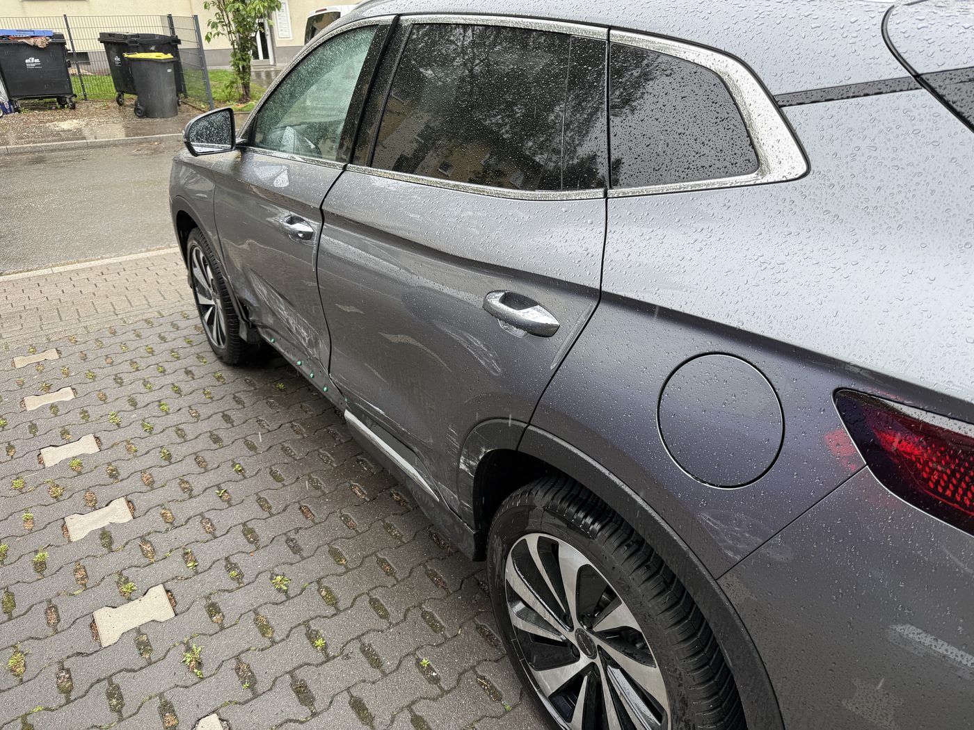Seitenschaden an grauem SUV – Kfz-Gutachten in Nordrhein-Westfalen