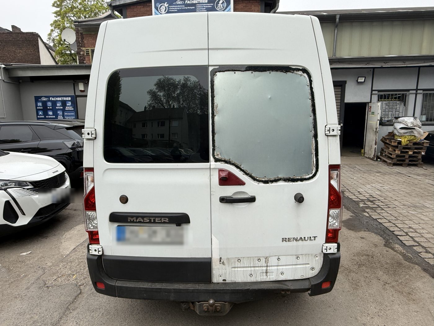 Gutachten an weißem Renault Master Transporter – Kfz-Sachverständiger NRW